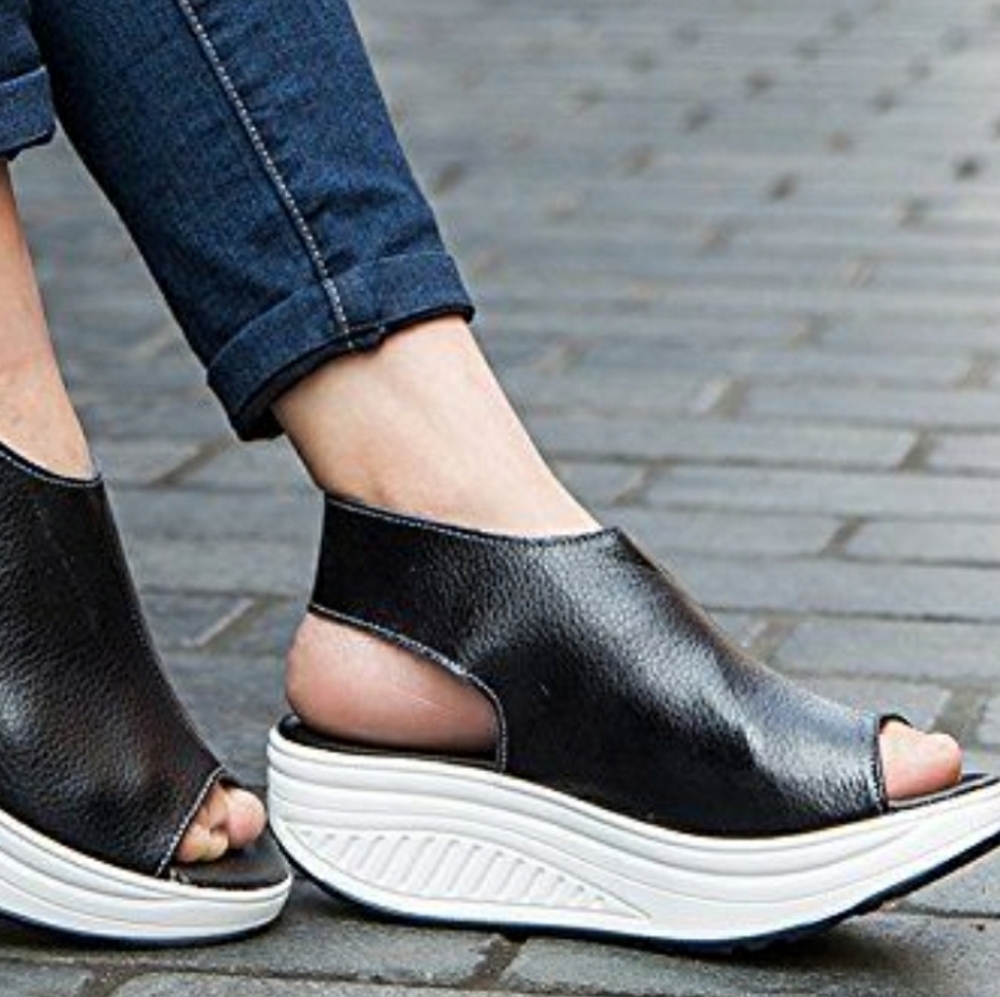 Shake Comfort Peep Toe Walking Platform Wedge